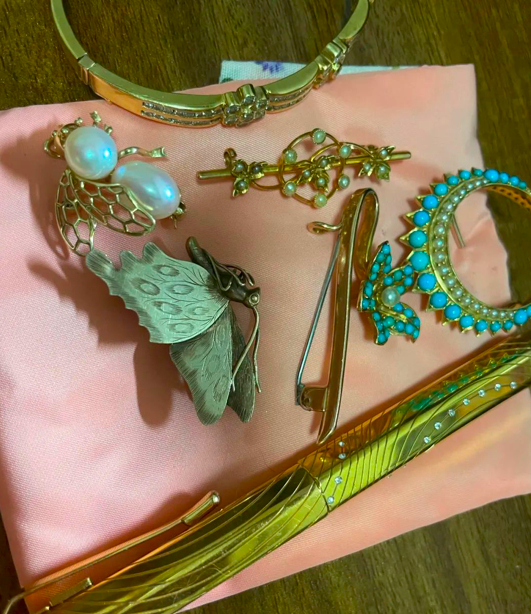 ▲ 节理的部分黄金首饰收藏。图 / 受访者提供