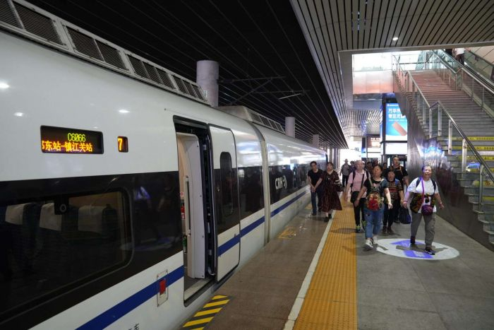 川青铁路首次开行成都东至镇江关常态化动车旅游专列试运行列车