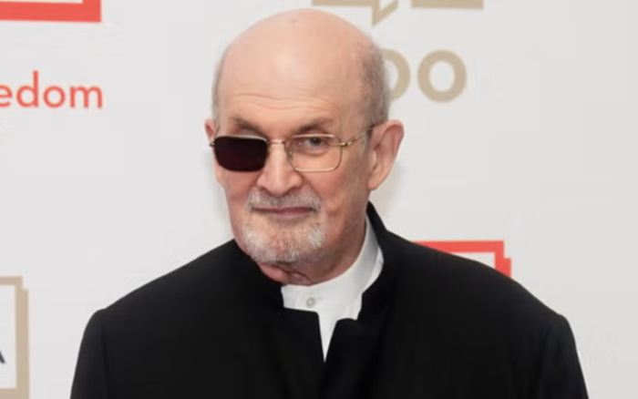 萨尔曼·拉什迪出版回忆录《刀》,讲述遇袭后的经历与思考|刀|萨尔曼