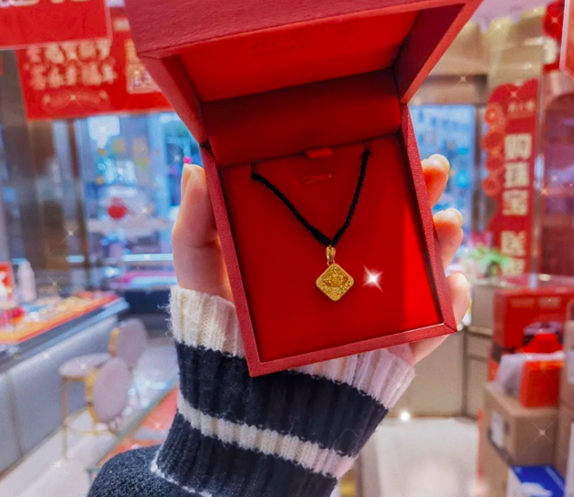 ▲ 梦莹工作后攒的部分金饰。图 / 受访者提供