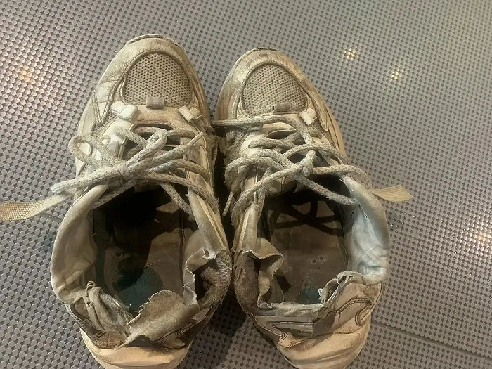 【一书前往南极旅途过程中穿的鞋 图片来源：徒步中国】