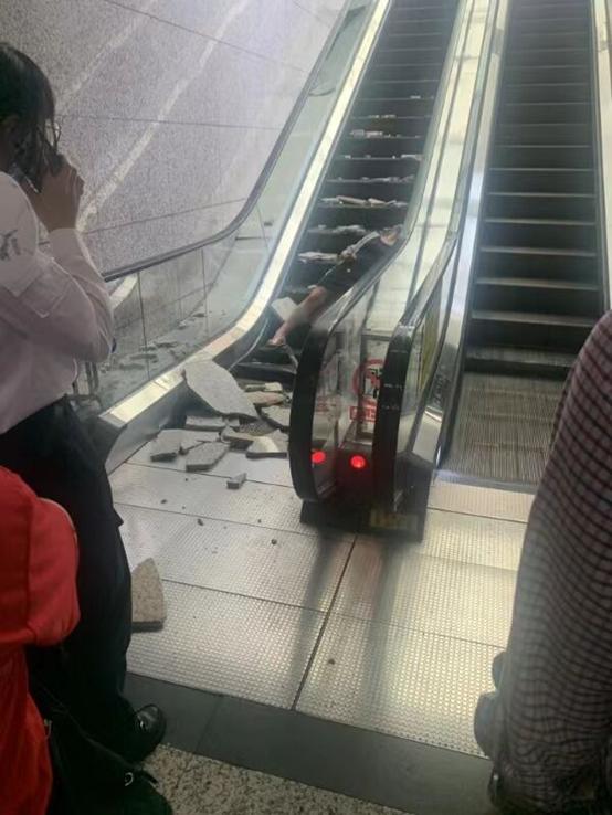 一女子乘坐自动扶梯时，被掉落的墙砖砸到。 图源：网络