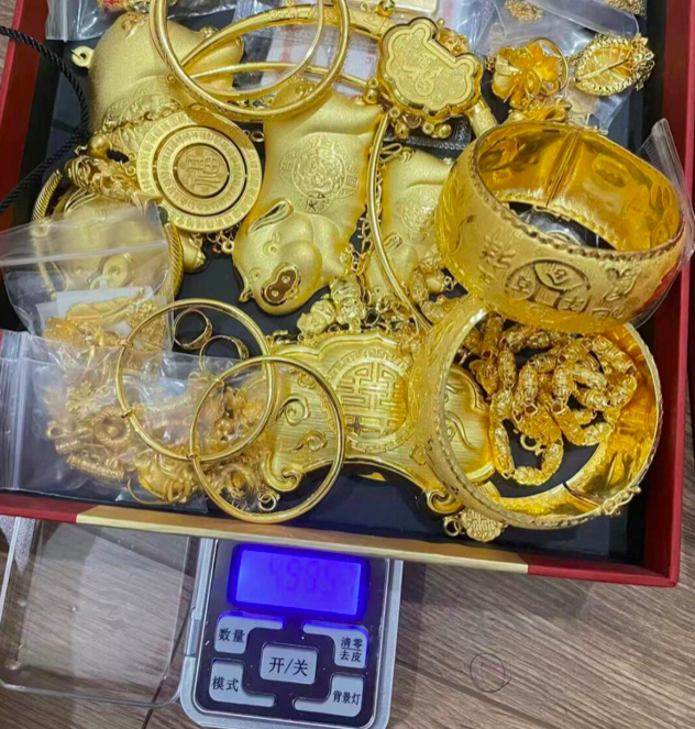 ▲ 小熊的部分黄金首饰。图 / 受访者提供