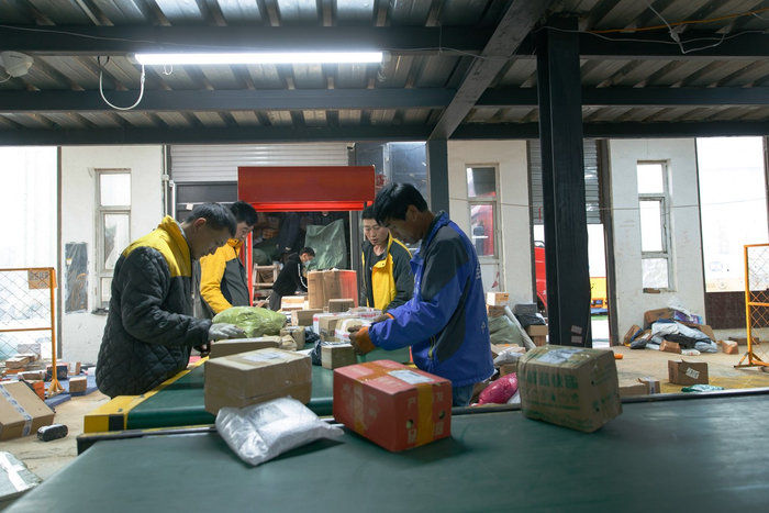 物流人员在仓库里检查核对快件。（图片来源：图虫创意）