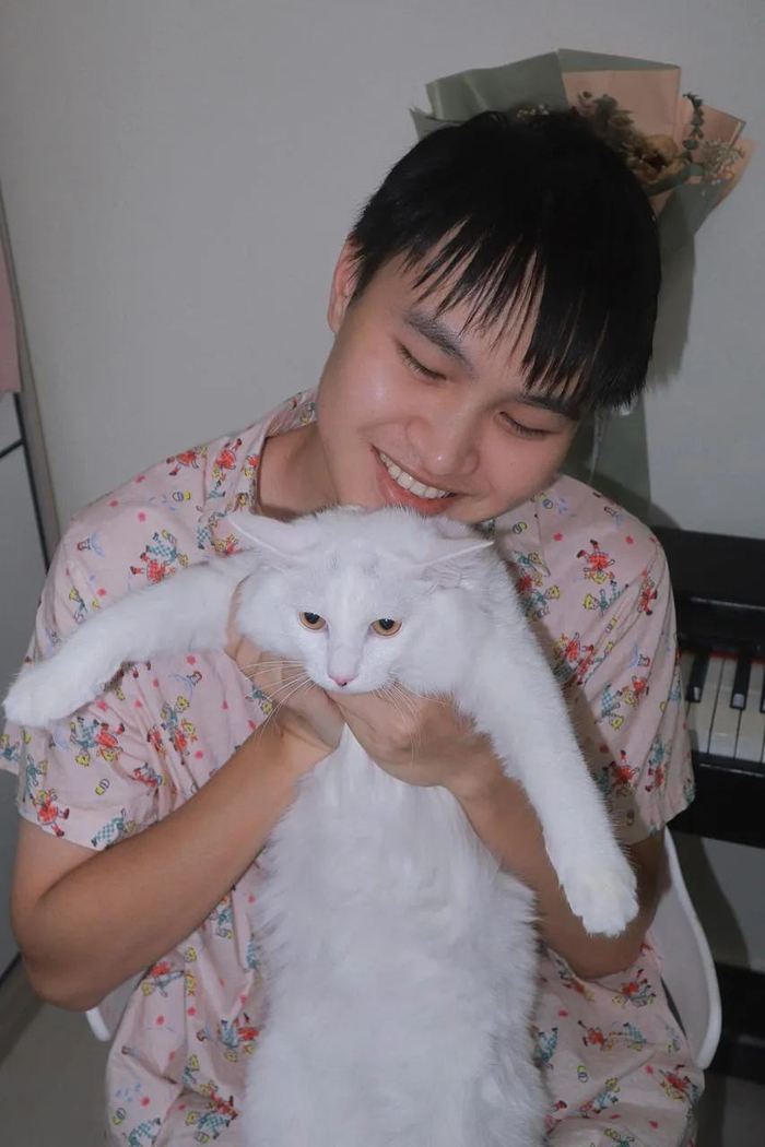 ▲维C和他养的白色小猫，“维C动物园”的头像也来自它。