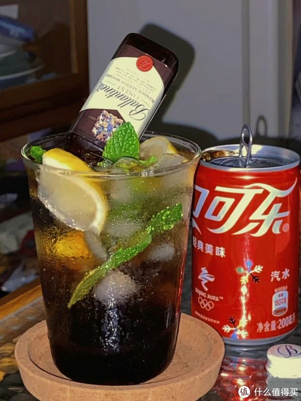 喝个基础调酒,迷你威士忌可乐桶应该很多人都喝过啦准备:冰块十柠檬汁