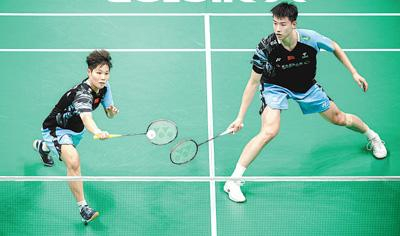 图为4月13日，中国队组合冯彦哲/黄东萍（左）在比赛中。