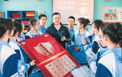 网信办的工作人员向呼和浩特市第二十七中学的学生们讲解国家安全知识