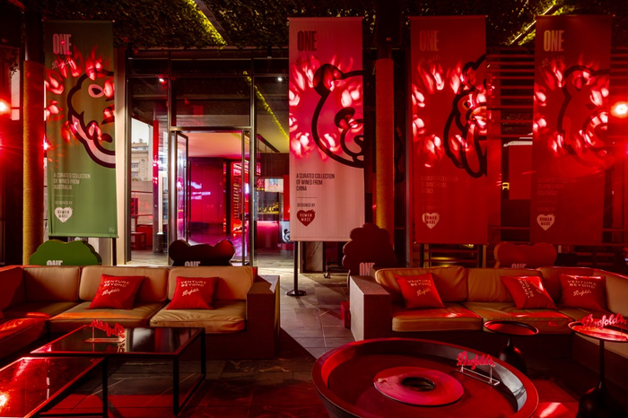 成都糖酒会期间，Penfolds奔富在尼依格罗酒店开放的“奔富·体验空间”，动物头像LOGO比起传统红酒酒廊更具现代感，图片：采访人提供