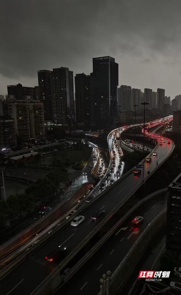 组图丨就算大雨让整座城市颠倒我也要赶着上班