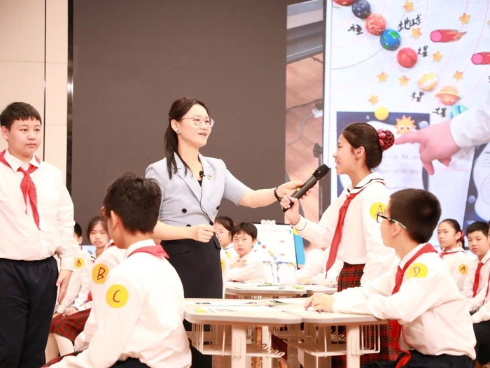第二节公开课是西湾小学(集团)海城小学校长曾女英执教的《什么是面积