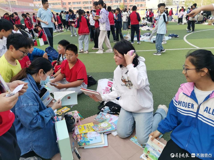 东昌府区红旗小学开展跳蚤书市活动