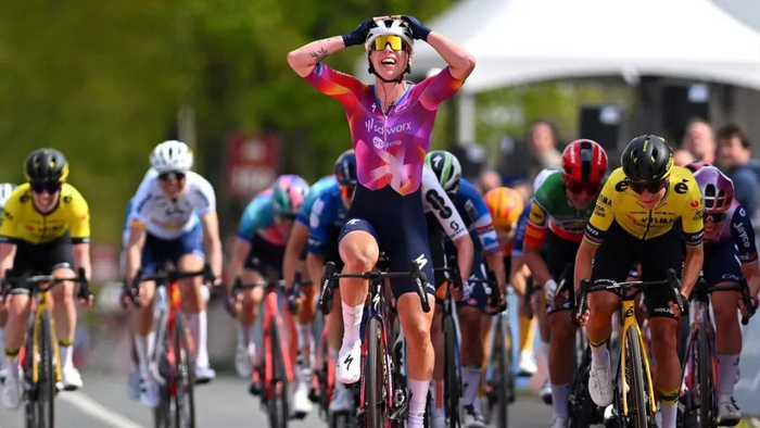 庆祝早被反超玛丽安妮沃斯赢得阿姆斯特尔黄金赛女子赛