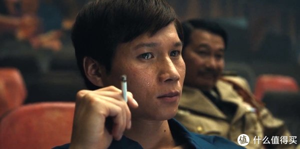 不久后,西贡被攻破,将军正在忙着准备飞机离开西贡去美国,而越南仔