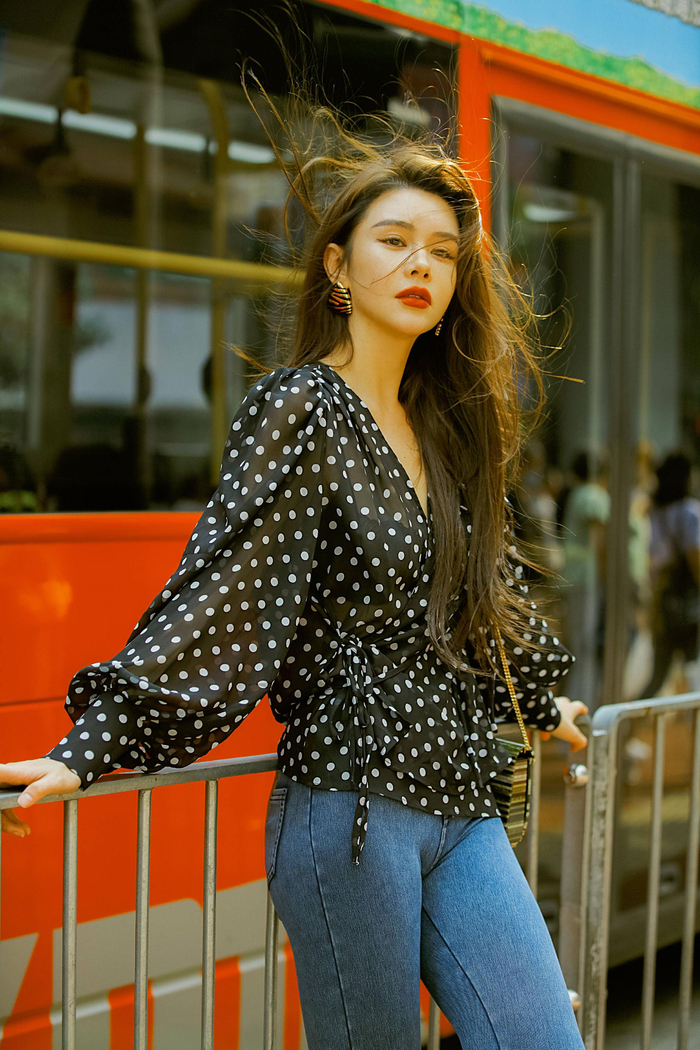 演员邱意浓最新港风大片上线受邀出席金像奖,再度携手王晶导演