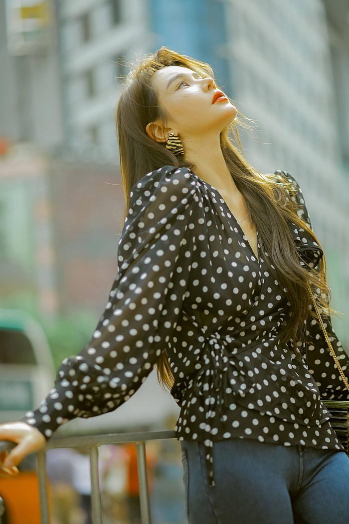 演员邱意浓最新港风大片上线受邀出席金像奖,再度携手王晶导演