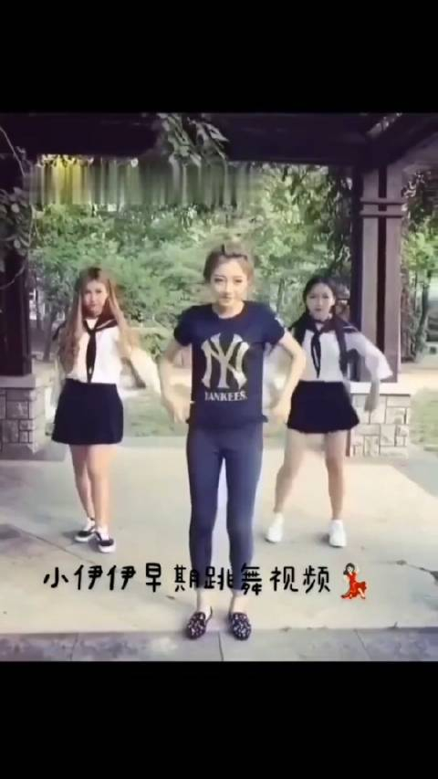 只能说大家都长大了曾经的社会摇祖师奶小伊伊马上也是两个孩子的母亲