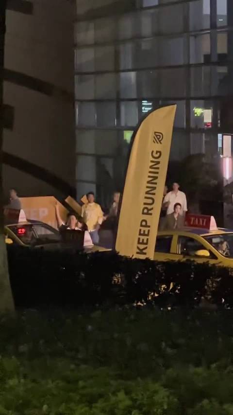 范丞丞白鹿张真源郑恺等奔跑吧重庆路透范丞丞家粉丝嗓子真好