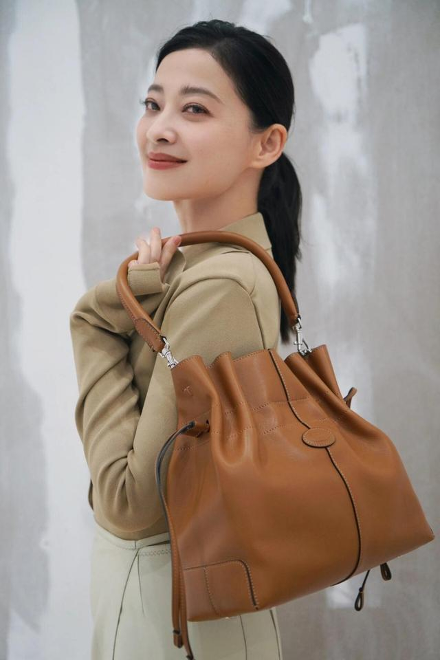 梅婷带火了美拉德新穿法:西装 阔腿裤 小白鞋,时髦洋气又减龄|梅婷|穿