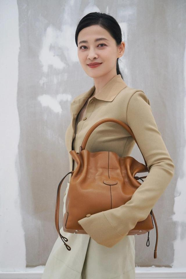 梅婷带火了美拉德新穿法:西装 阔腿裤 小白鞋,时髦洋气又减龄|梅婷|穿