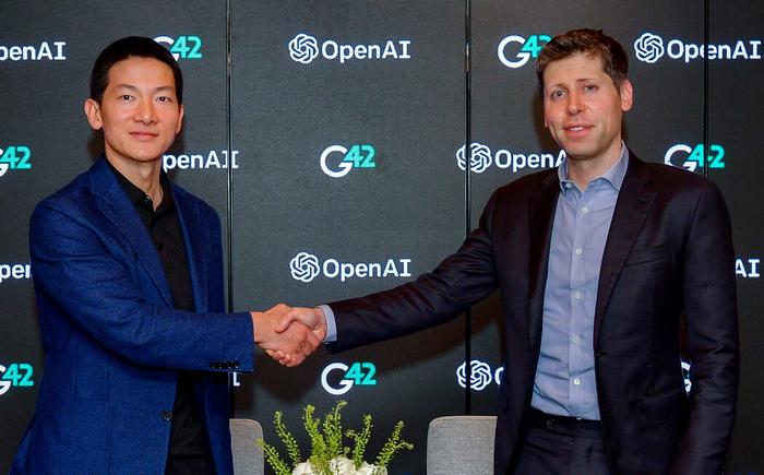 資料圖：G42華裔CEO肖鵬與OpenAI負責人奧爾特曼。圖自《紐約時報》