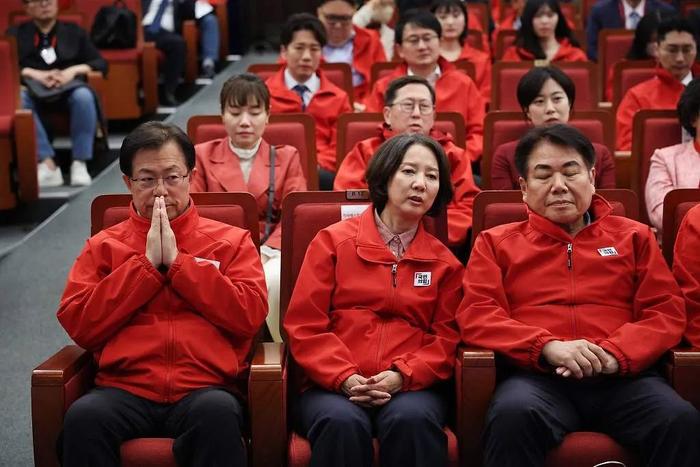 当地时间4月10日，韩国国民力量党议员们关注国会选举最新民调统计数据。图源：视觉中国