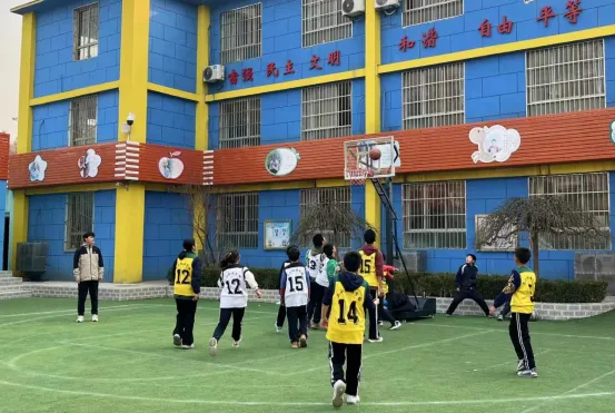 灞桥区东城二小红旗分校女子,男子篮球队在2024年全区中小学生篮球赛