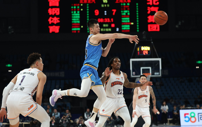 老将方硕（左二）在比赛中竭尽全力。  资料图/新京报记者 王飞