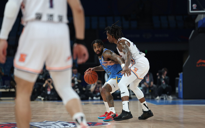 基恩（右二）得到全场最高的30分，但这依然难以帮助北汽赢球。  资料图/新京报记者 王飞