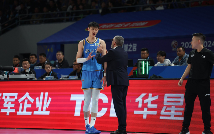 乔里欧对曾凡博的使用，一直有争议。  资料图/新京报记者 王飞