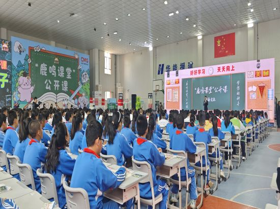 黄南藏族自治州尖扎县,在尖扎县第二民族中学首次开展线下公开课活动