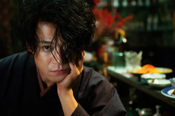 这么多年过去,他的外形虽已不如当年那般鲜嫩,却反而增添了几分熟男