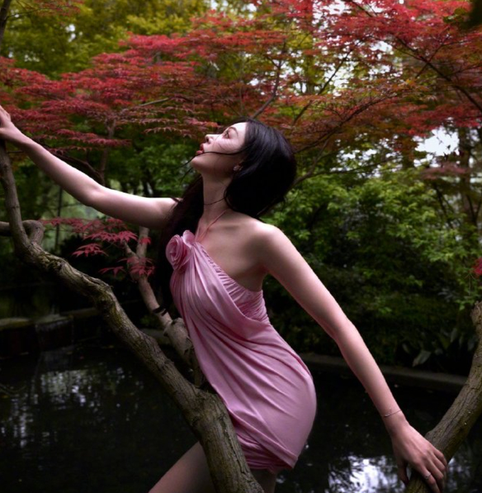 34岁张天爱晒美照迎接夏天!爬树玩水不亦乐乎,一袭粉裙非常吸睛|张天