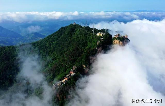 宕昌官鹅沟森林公园在陇南,蓝色是春天的伴奏成县鸡峰山.