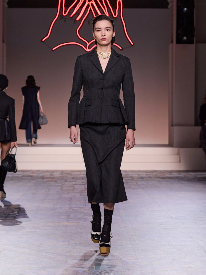 本季的连衣裙带我们回到了四十年代的浪漫氛围,它们以内衣风格为灵感