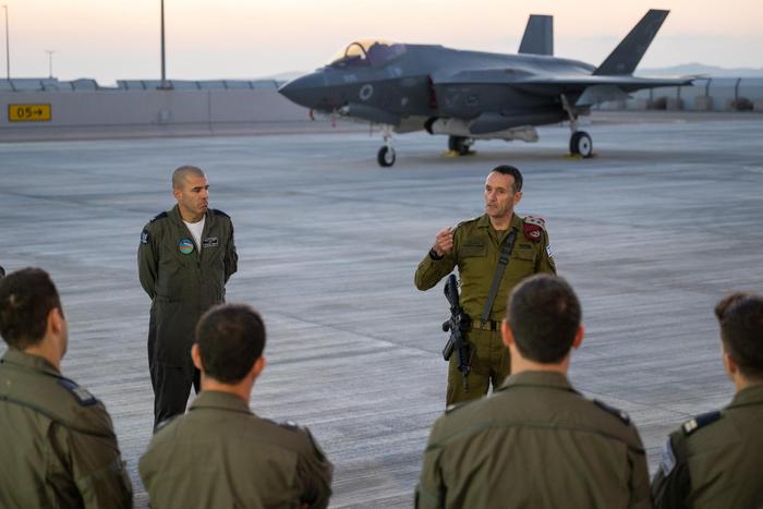 以色列国防军总参谋长哈莱维在内瓦提姆空军基地发表讲话 图源	：以色列国防军