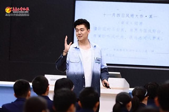 新式课堂上讲述家国情怀|超级语文课|乌鲁木齐|八一中学_新浪新闻