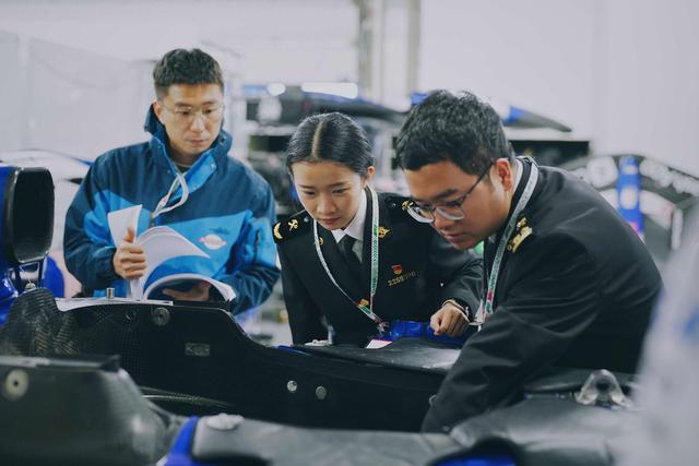 4月17日，嘉定海关派员对2024年F1中国大奖赛参赛车辆实施现场监管。肖元声 摄