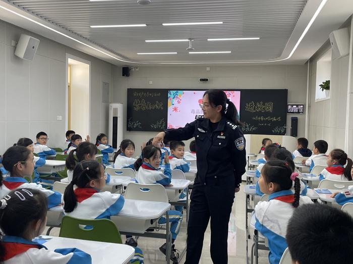 杨警官让同学们分辨毒品模型。新京报记者徐彦琳 摄