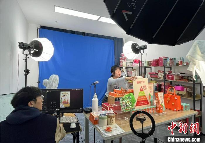 江西流量经济产业基地抖趣科技直播间，一批具有江西特色的土特产，通过网络被消费者所知，成为一个又一个“爆款好物”。王剑摄