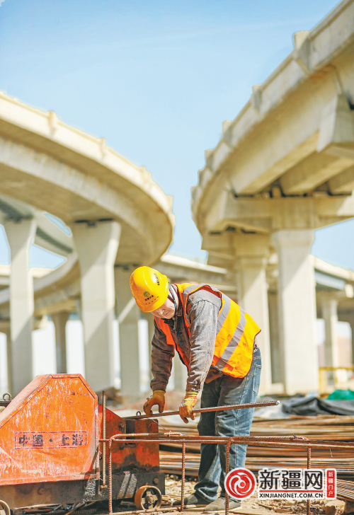 4月16日，在东进场高架道路工程安宁渠互通立交项目现场，工作人员在进行加工钢筋作业。（全媒体记者米热扎提·木塔力甫摄）