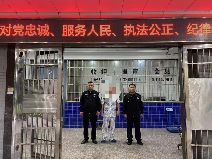 犯罪嫌疑人李某被民警抓获。  图源：石门县公安局