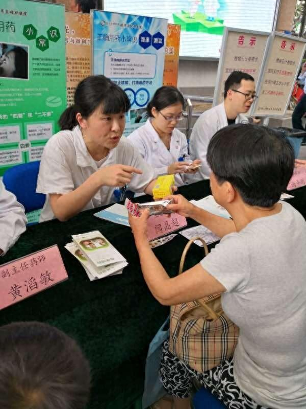 闫晶超在义诊。受访者供图