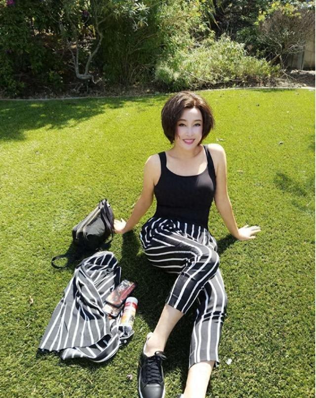 刘晓庆在草地上自拍!穿吊带衫 条纹裤像个美少妇,让人心动