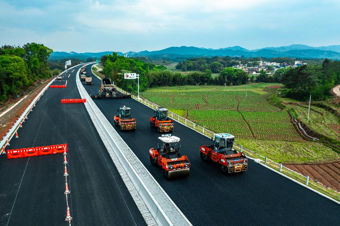 主线路面完工粤赣省际新通道雄信高速即将建成