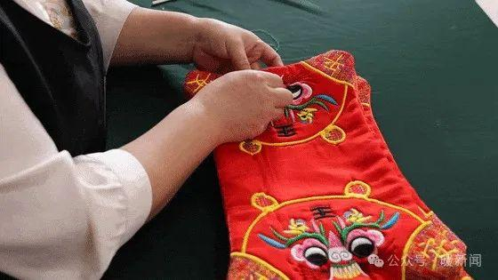 鄂尔多斯民间布艺制作工艺精巧复杂基本技法有9字针技法,t字针技法