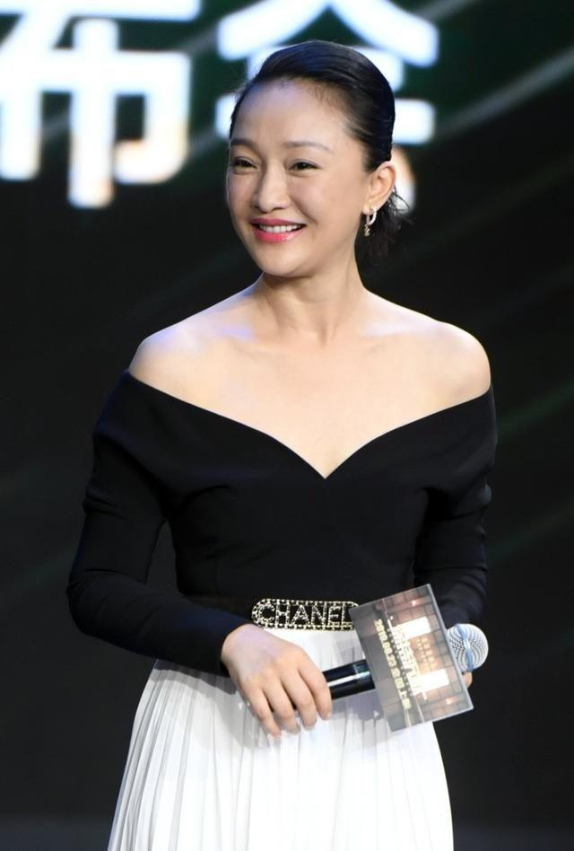 周迅穿出了50岁女人想要的高级感,毛衣 烟管裤 齐肩发,简约气质|周迅