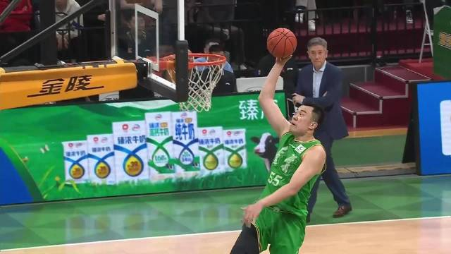 cba超话cba季后赛辽宁男篮vs深圳男篮凯尔弗格kylefogg后场断球后潇洒