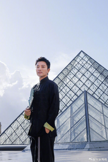 贾乃亮于巴黎街头身着龙纹刺绣新中式…|贾乃亮|巴黎|国风_新浪新闻