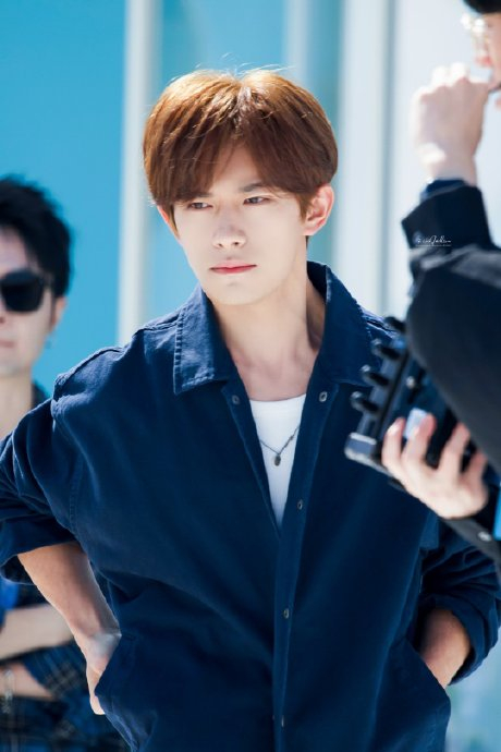 易烊千玺新发色引热议,粉丝期待舞台表现